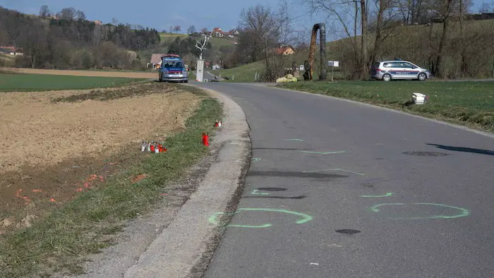 Только один шлем на двоих: фатальная авария с мотоциклами унесла жизни 19-летнего и 20-летнего штирийцев